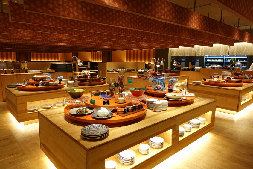OMOダイニングのビュッフェテーブルは、皿鉢料理をイメージした円形。わくわくする空間演出だ