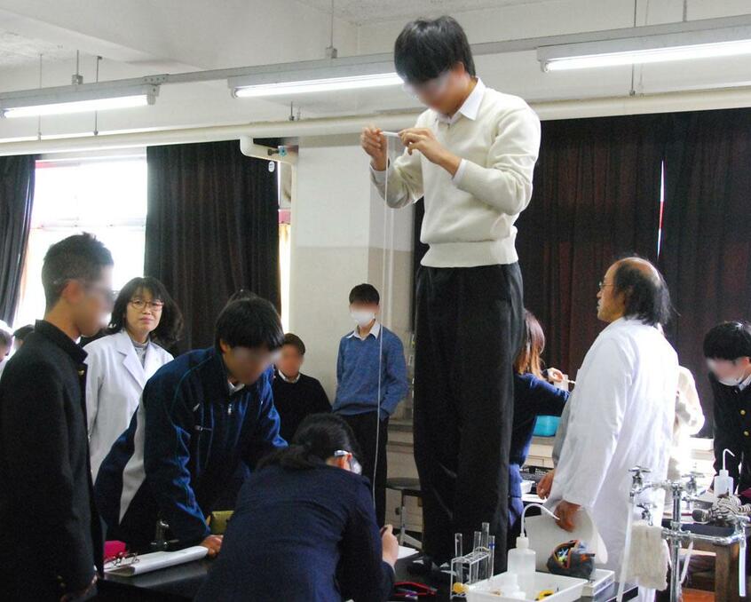 横浜翠嵐高校の3年生の化学の授業で、教員2人(白衣)と生徒たちが高分子の実験を行っている(写真:横浜翠嵐高校提供)