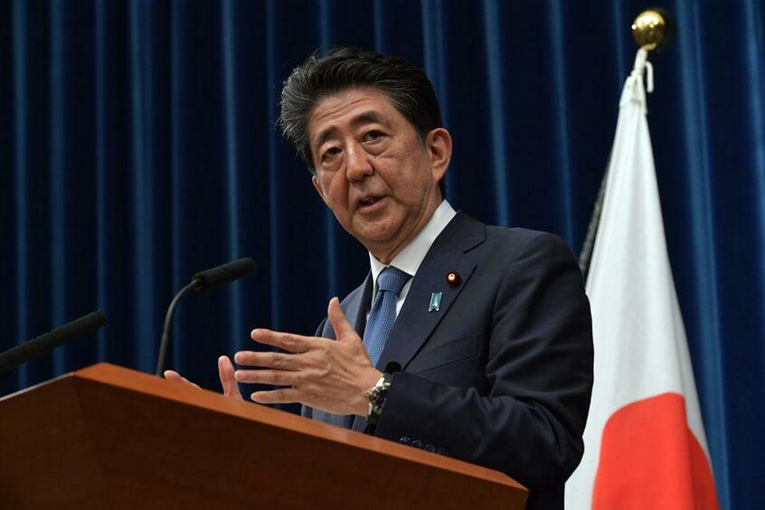 安倍晋三(あべ・しんぞう)/1954年、東京都生まれ。93年に衆院旧山口1区から出馬し初当選。自民党幹事長、官房長官などを経て2006年、戦後最年少の52歳で首相となるが健康への不安から1年で辞任。12年に首相に再就任し、安保法制や特定秘密保護法などを成立させた。森友・加計問題、桜を見る会などスキャンダルも噴出した。20年に健康上の理由で辞任。通算在職日数、連続在職日数ともに歴代最長。21年11月、自民党最大派閥「清和政策研究会」の会長に就いた