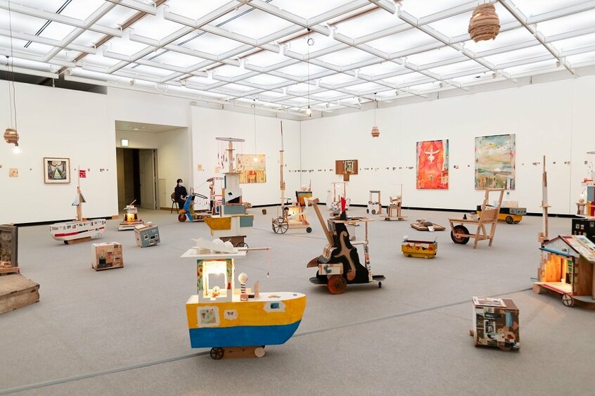 絵本から飛び出したような立体作品を並べた《new born 旅する名前のない家たちを ぼくたちは古いバケツを持って追いかけ 湧く水を汲み出す》(撮影/写真映像部・上田泰世)