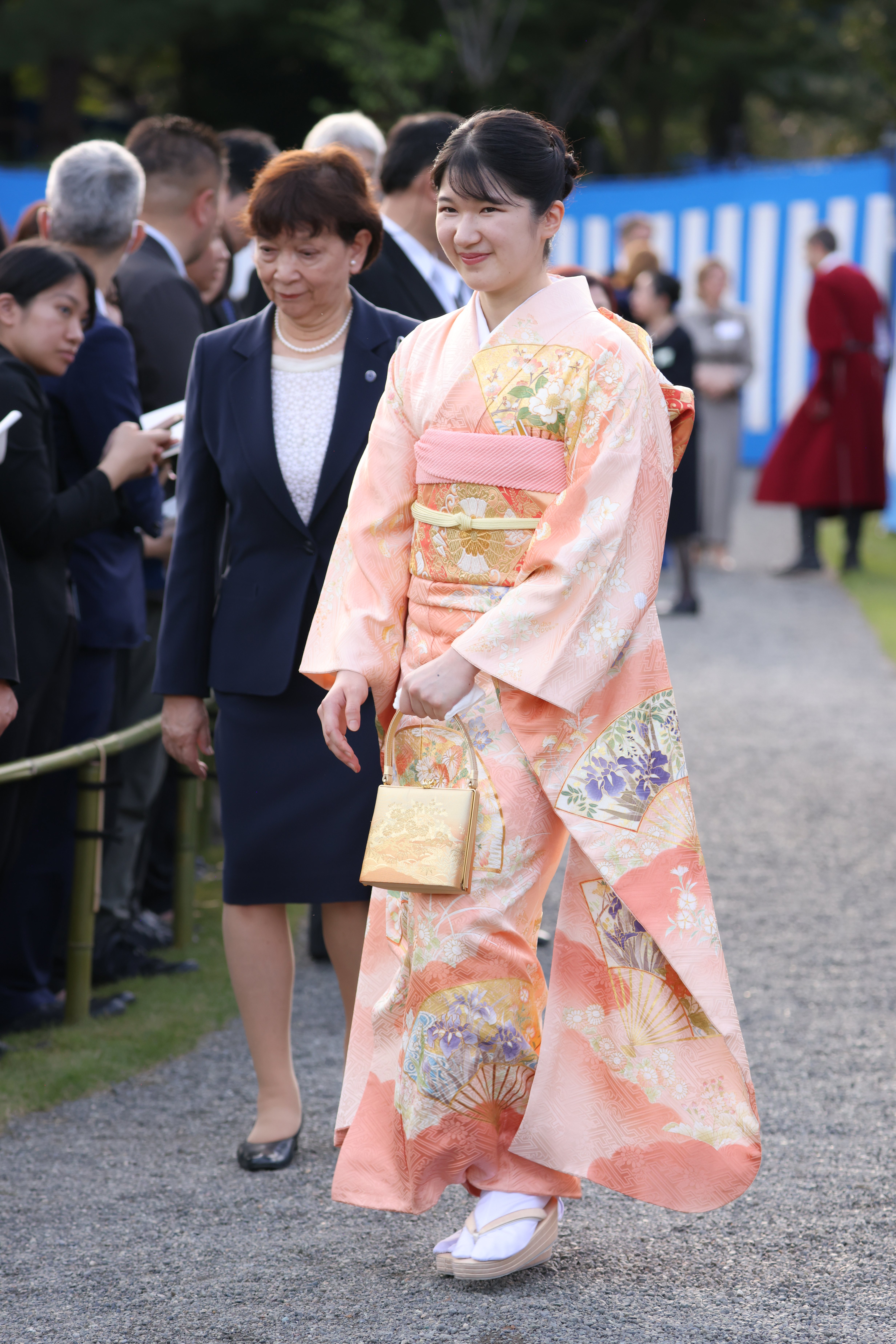 秋の園遊会】雅子さまは別格の「錦秋の美」の訪問着 愛子さまは「百花繚乱」の振袖で(AERA dot.) - goo ニュース