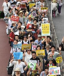 安倍政権に抗議し、９日夕方、約８０００人がデモ行進した　（ｃ）朝日新聞社 