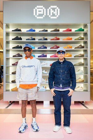 写真・図版(1枚目)| 【ルイ・ヴィトン】ファレル・ウィリアムスとNIGO(R)がルイ・ヴィトン 渋谷メンズ店を訪問