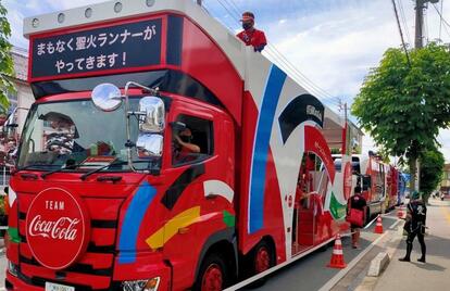 聖火リレーを盛り上げるスポンサーの車両=6月6日、山形県米沢市、桐島瞬撮影
