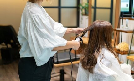 「市販のカラー剤、使っちゃったんですか」　“説教系"美容師の一言で傷つく　技術さえあればいいと勘違い　大事なのはカウンセリングの質
