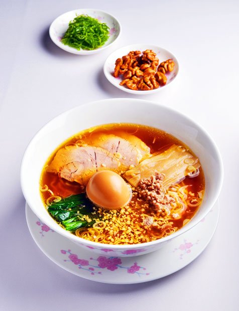 北京皇麺(コーメン)東京・麻布十番大通りで創業54年の中国料理の老舗。名物「北京皇麺」(1800円)は、老鶏と豚骨を長時間煮込んだコラーゲンたっぷりの熟成醤油仕立て。特製ちぢれ麺はコシが強く、チャーシューや味付き卵が食欲をそそる。青唐辛子を添えてピリ辛風味を味わってもよし。皮も餡もすべて手作りの「焼餃子」は5個2100円。税別(撮影/門間新弥)