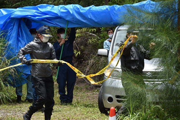 遺体発見現場を検証する沖縄県警　（ｃ）朝日新聞社