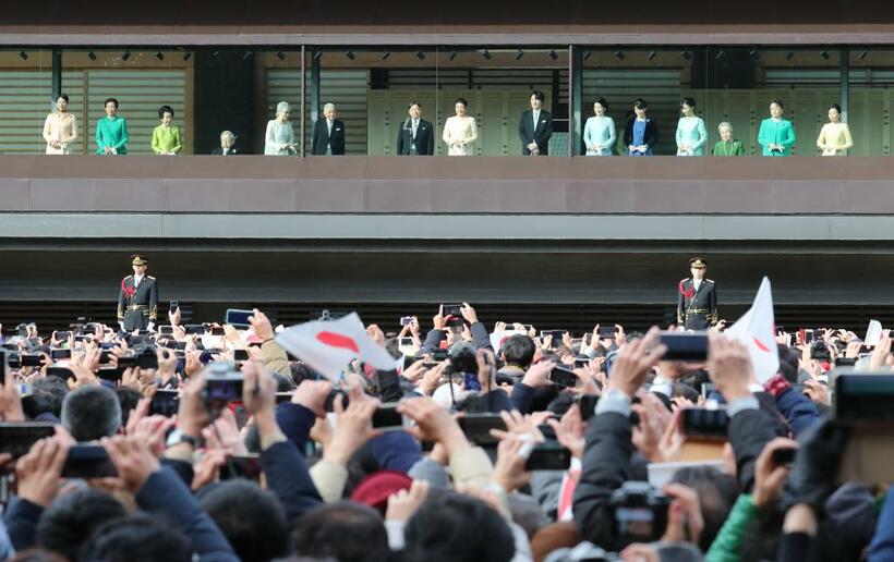 20年1月2日、一般参賀にのぞむ天皇、皇后両陛下、上皇ご夫妻、皇族方　（ｃ）朝日新聞社