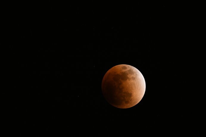 今年1月31日の皆既月食の写真。月の色が赤黒いのが分かる