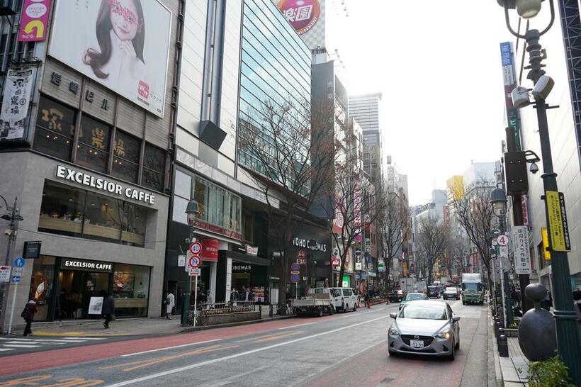 ファッションビル「渋谷109」付近から現在の道玄坂を写す。夜になれば飲食店のライトが煌々と輝く（撮影／井上和典・AERAdot編集部）