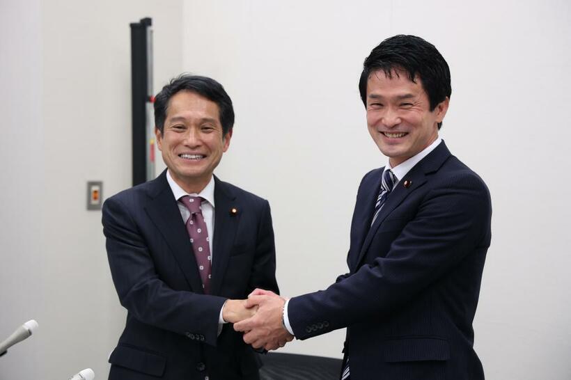 大串博志氏（左）と握手する小川淳也氏