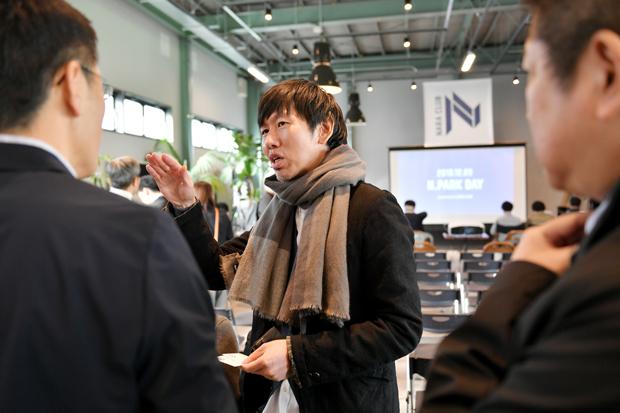 今は奈良クラブ社長として、取材を受ける。会社や個人の宣伝のためにサッカークラブの社長になったのではまったくない。あくまで経営をするため、そして地域を大きく盛り上げるモデルのひとつにするためだ（撮影／伊ケ崎忍）