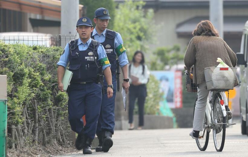 小林容疑者が逃走した現場近くを捜索する神奈川県警捜査員たち（C）朝日新聞社