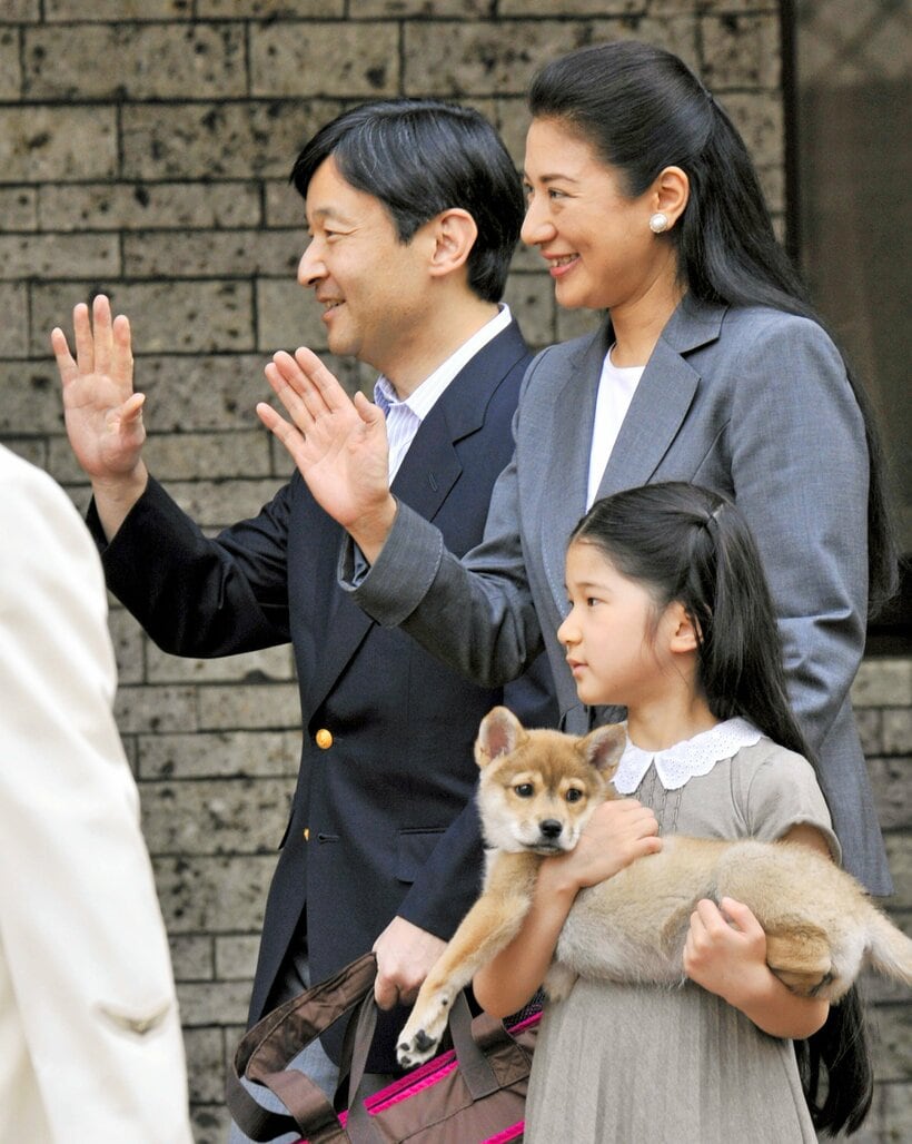 愛犬「由莉」を抱いて宮内庁の御料牧場に向かう、皇太子時代の天皇陛下と皇后雅子さま、長女愛子さま。由莉はこのときはまだ子犬だった=2009年5月、宇都宮市の宇都宮駅前