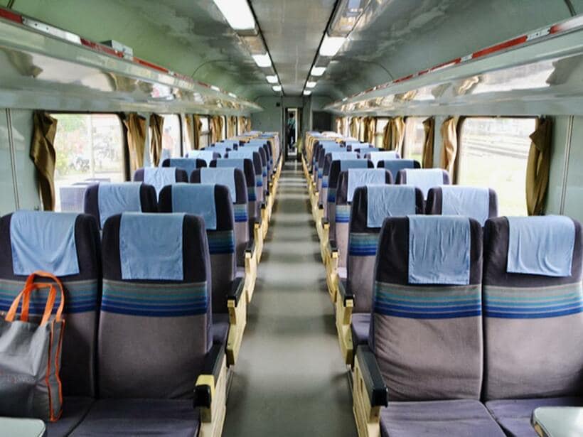 27列車の座席車。冷房が効いているので、乗車の際は上着を忘れずに（撮影／植村 誠）