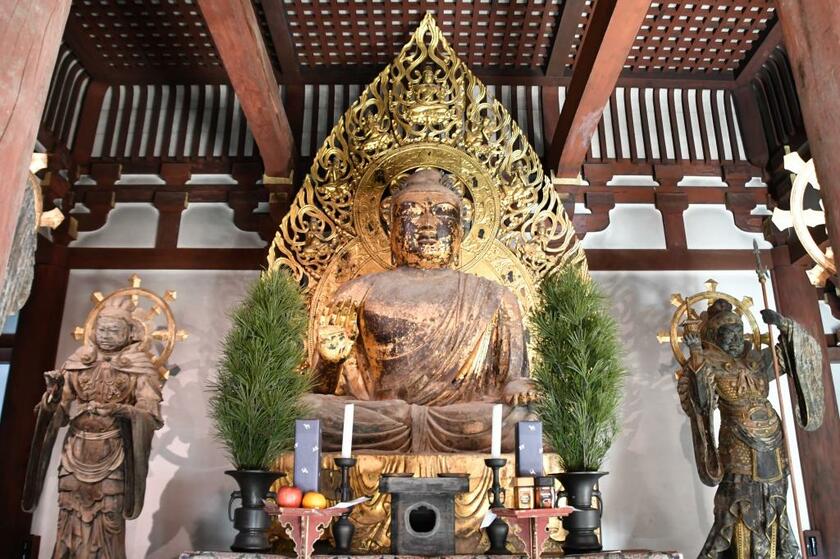 当麻寺金堂の塑像弥勒如来坐像（中央）＝２０２２年２月２８日、奈良県葛城市