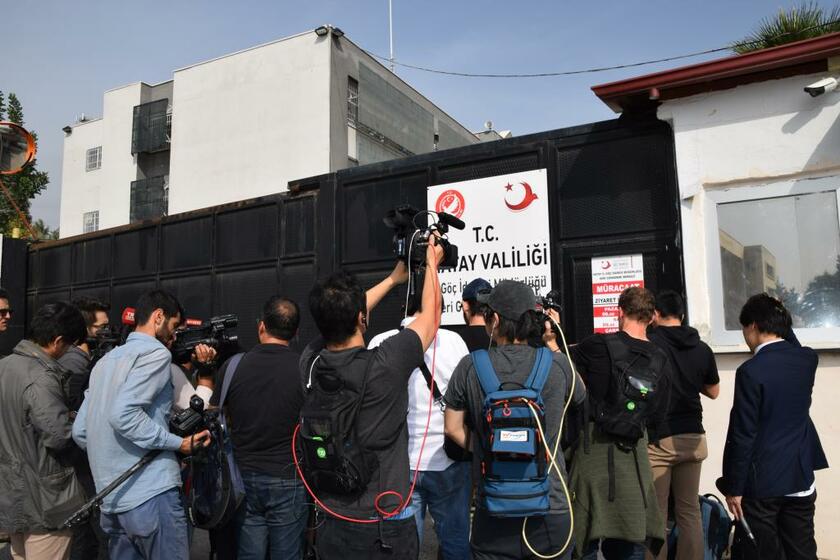 安田純平さんが保護されたトルコ・アンタキヤの入国管理施設を囲む報道陣