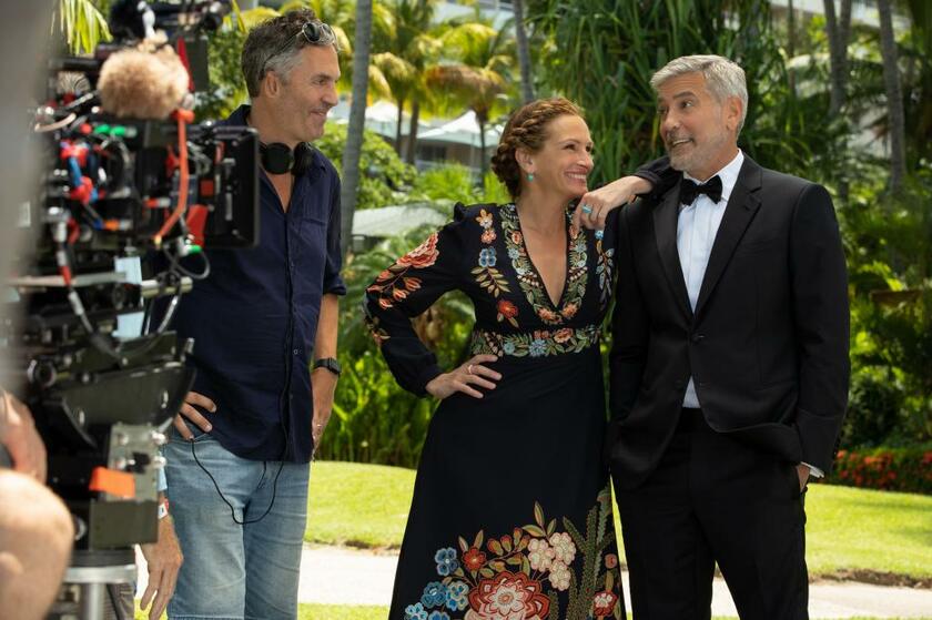 撮影時にジュリア・ロバーツ、ジョージ・クルーニーと談笑するオル・パーカー監督（左）（ｃ）2022 Universal Studios. All Rights Reserved.