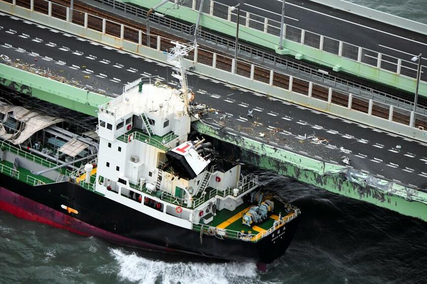 台風21号の影響で関空連絡橋に衝突したタンカー＝2018年9月4日（c）朝日新聞社