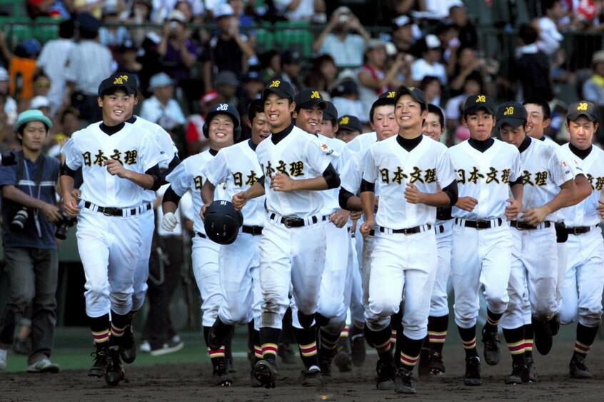 決勝で敗れるも、笑顔で応援スタンドに向かう日本文理の選手たち(c)朝日新聞社