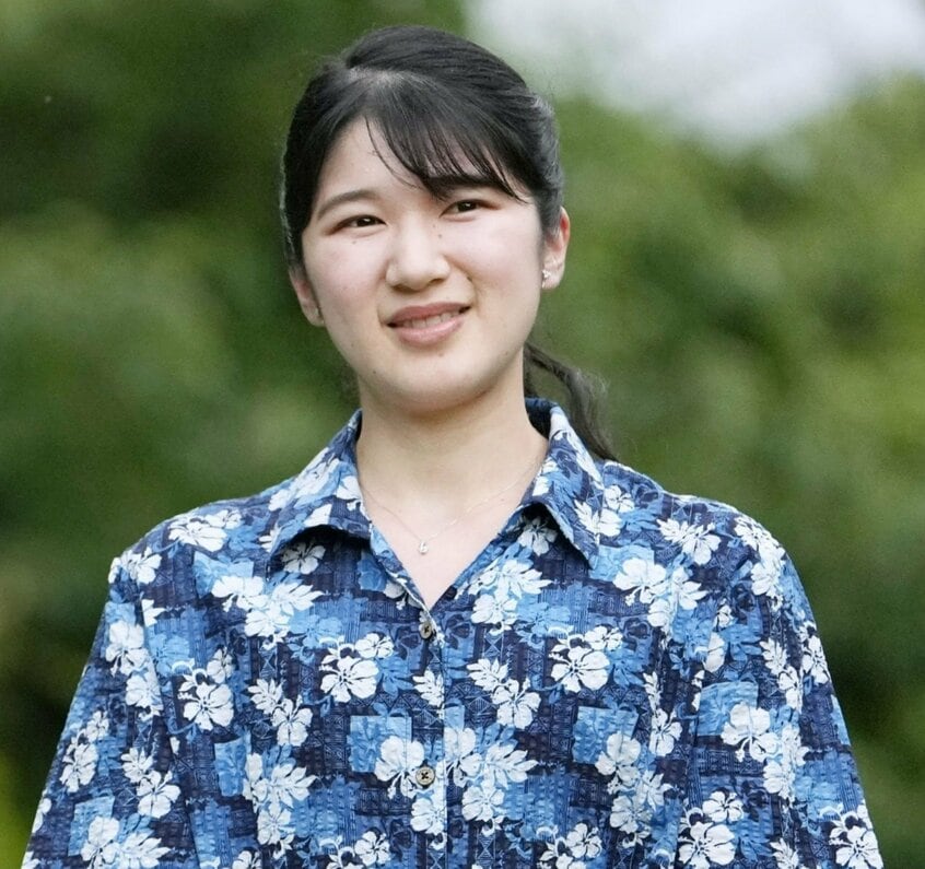 那須御用邸での散策で、愛子さまがお召しだったパッチワーク柄にハイビスカスをちりばめた、かりゆしのワンピース。こちらは同じ会社が作る「エメラルドアイランド」ブランドのシリーズ。3年前に販売された商品だが、愛子さまは大切にお召しのようだ＝2025年7月18日午後6時25分、栃木県那須町