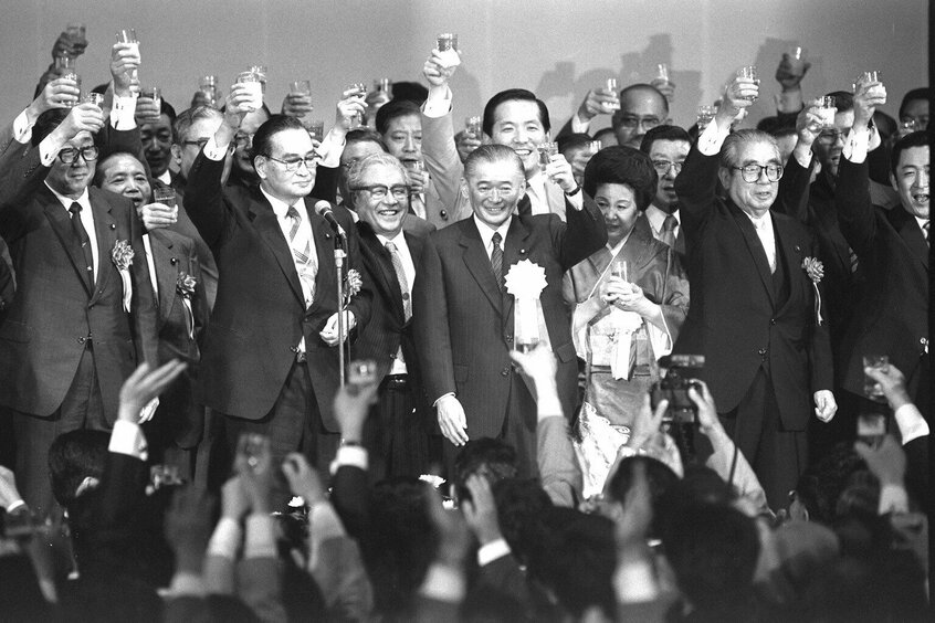 1987年5月、東京都内で開かれた一晩で11億円の政治資金を集めたとされる故竹下登・自民党幹事長(当時)のパーティー。当時も企業や団体に対する自民党の「看板」は強かった