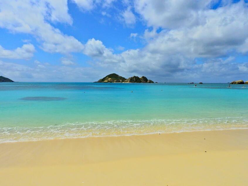 阿波連ビーチから望むハナリ島