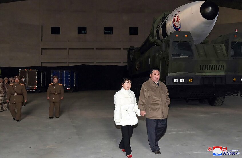 金正恩氏とジュエ氏（提供：Office of the North Korean government press service/UPI/アフロ）