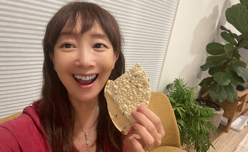 乳がん告知を受けた経験を語ったアグネスさん。「昨年の10月1日は長男の家に集まってインドカレー大会をしました。今まで生きてこれたことを感謝しながら、美味しく、楽しくいただきました！」と明るい笑顔を見せる（photo 本人提供）