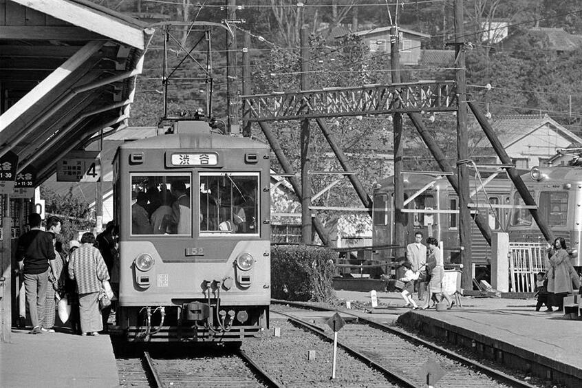 二子玉川園駅4番ホームで発車を待つ渋谷行き玉電。この日は行楽日和に恵まれ、駅頭は乗客で賑わっていた。(撮影/諸河久:1964年11月3日)