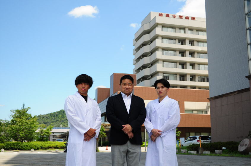 左から次男・國井悠生さん(岐阜大学医学部3年生)、父親の孝洋さん、長男・慶人さん(朝日大学病院研修医) 孝洋さん提供