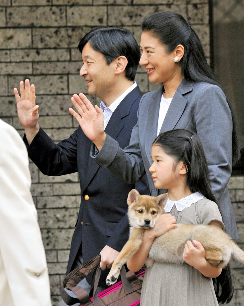 愛犬「由莉」を抱いて宮内庁の御料牧場に向かう、皇太子時代の天皇陛下と皇后雅子さま、長女愛子さま。由莉はこのときはまだ子犬だった=2009年5月、宇都宮市の宇都宮駅前