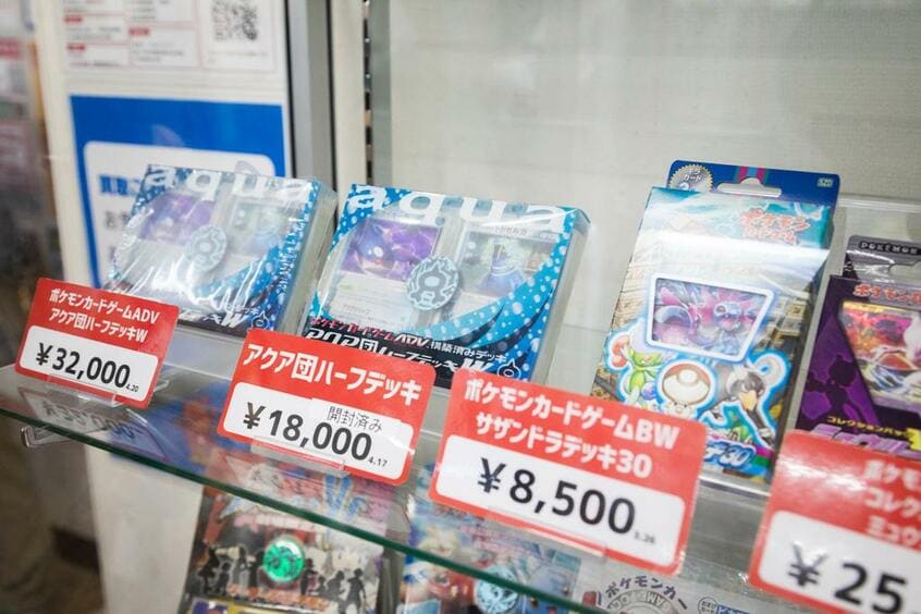 晴れる屋２の店内。１、２階は鍵付きのガラスケースに中古のカードが並ぶ。ピカチュウなど昔から人気のあるポケモンも多く、１枚５０円から売られている（撮影／小黒冴夏）