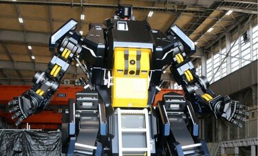ガンダム世代の設計者が開発した「モビルスーツ」風の搭乗型ロボット　お値段「4億円」の性能とは？