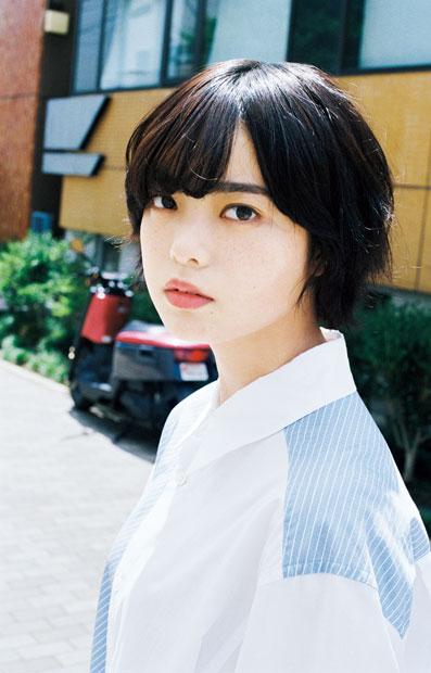 平手友梨奈（ひらて・ゆりな）／2001年、愛知県生まれ。15年8月結成のアイドルグループ「欅坂46」のメンバー。16年のデビューシングル「サイレントマジョリティー」は初週26万1580枚を売り上げ、オリコンの女性アーティストデビューシングル初週売り上げ歴代1位を記録。デビュー曲から7作目まで、欅坂46のセンターとして活躍。映画「響　─HIBIKI─」は全国公開中。（撮影／川島小鳥、ヘア＆メイク／Mao（マクスタア）、スタイリング／小松嘉章（nomadica）、アートディレクション／福島源之助＋FROG KING STUDIO）