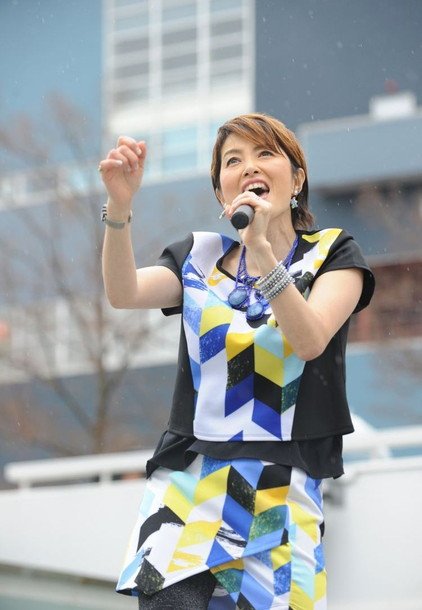 荻野目洋子“ヨーコの日”のミニライブにファン500人熱狂「オギノメちゃ～ん！」
