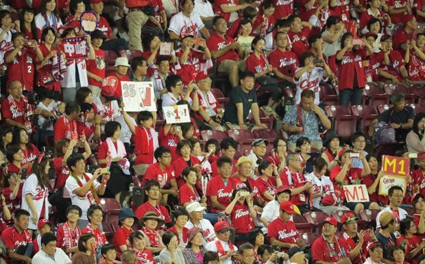 優勝へのマジックが１となり、「あと１つ」「Ｍ１」などと書かれたボードを掲げる広島ファン(c)朝日新聞社