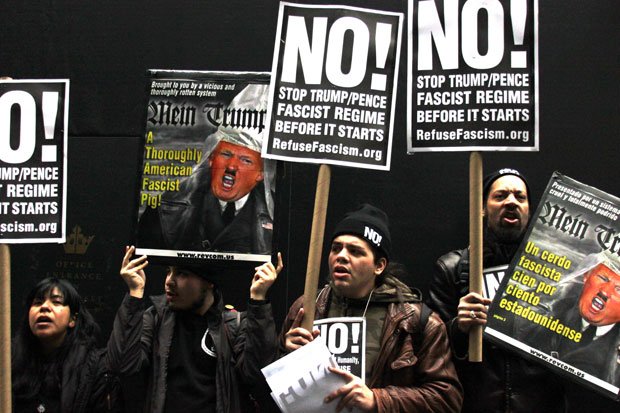 トランプの会見前後、トランプタワーの下には反対派が集った＝１月１１日（現地時間）、ニューヨーク（撮影／ジャーナリスト・津山恵子）