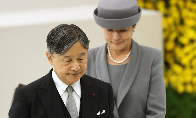 全国戦没者追悼式の会場を出る天皇陛下と皇后雅子さま。陛下の表情は厳しく、追悼の辞を全身で受け止めているかのようだった=2025年8月15日午後0時23分、東京都千代田区