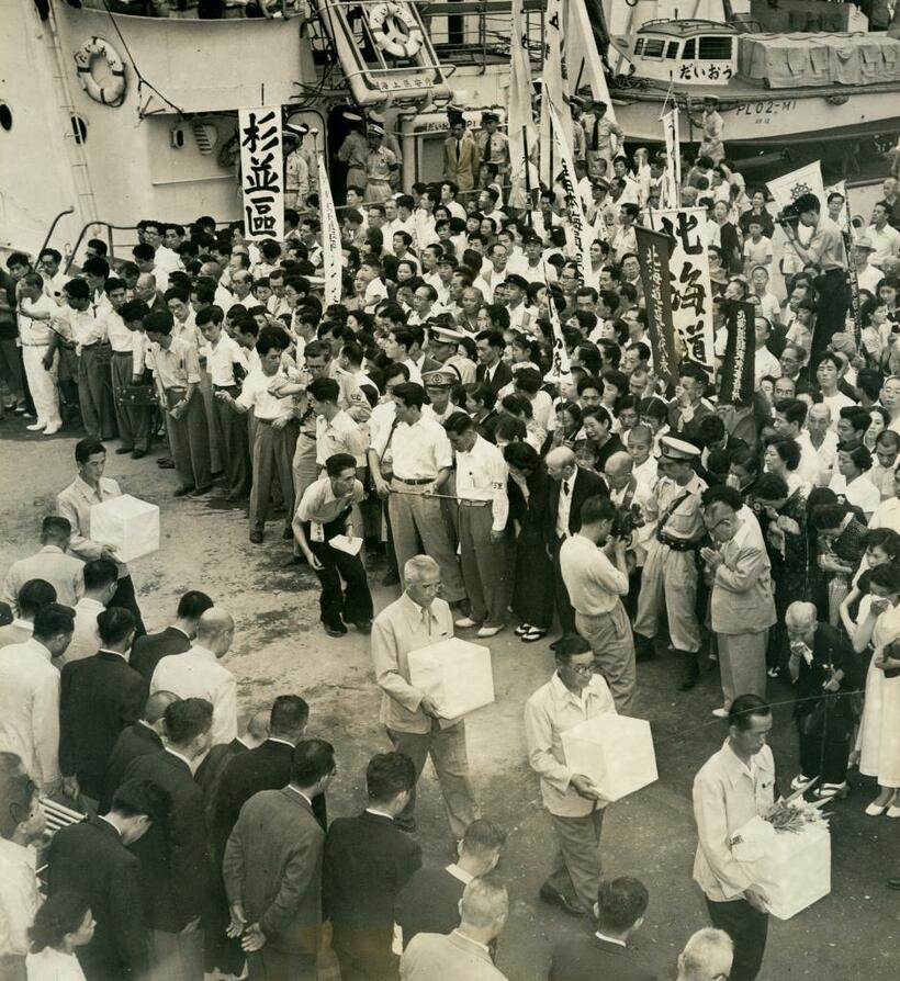 1953年7月25日、アッツ島戦死者の遺骨を抱えて帰国した遺族団　（ｃ）朝日新聞社