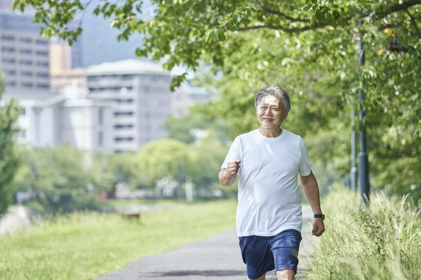 自立した生活のためには、立ち上がる時や転倒の防止に必要な「筋力」の保持が重要です　※写真はイメージです　（c）GettyImages