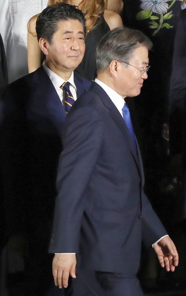 Ｇ２０サミットで安倍晋三首相の前を歩く韓国の文在寅大統領　（ｃ）朝日新聞社