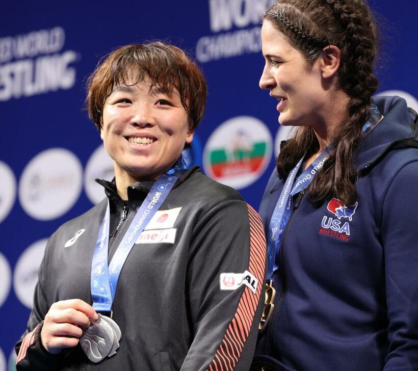 女子７６キロ級の表彰式で銀メダルを贈られ、笑顔の皆川博恵（左）（ｃ）朝日新聞社
