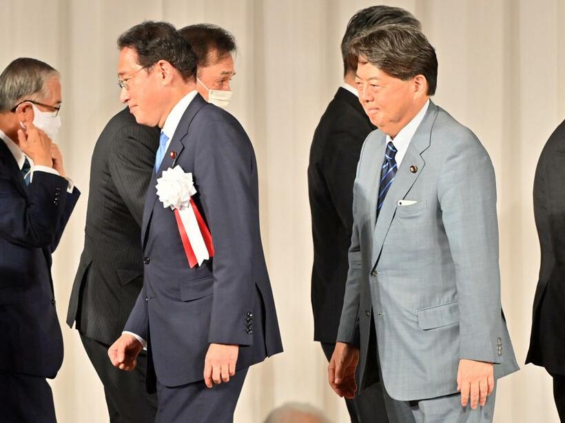 宏池会の政治資金パーティーに出席した会長の岸田首相（左）と林芳正・元文部科学相（C)朝日新聞社