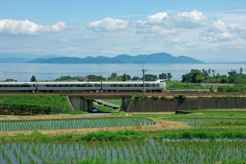 新幹線を除く在来線で日本最速の「サンダーバード」。1995年「スーパー雷鳥（サンダーバード）」として運行開始（写真／フォトライブラリー）