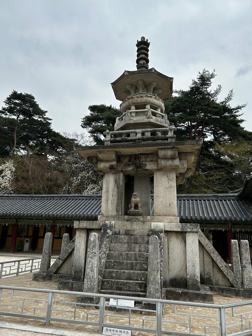 4角、8角、円をひとつの塔の中で組み立てた多宝塔は、8世紀の新羅美術を象徴する造り