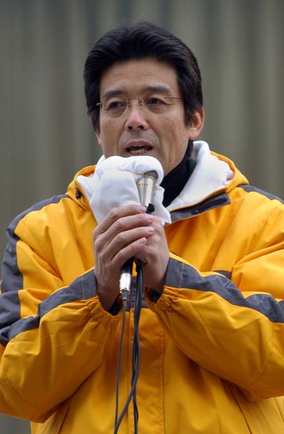 大阪府知事選に立候補し、支持を訴える江本さん＝2004年　（ｃ）朝日新聞社