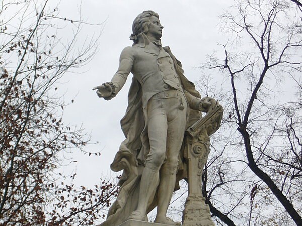 ハイドン、ベートーヴェンと並んでウィーン古典派三大巨匠の一人、ヴォルフガング・アマデウス・モーツァルト像