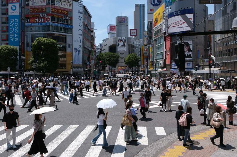 買い物などで多くの人が行き交う東京・渋谷のスクランブル交差点＝６月７日