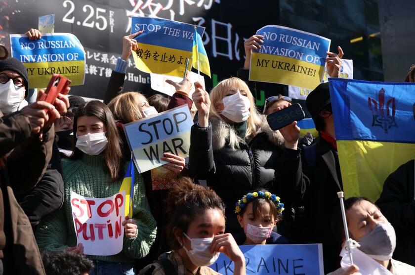 渋谷駅前で、ロシアのウクライナ侵攻に抗議する人たち（2022年2月26日）